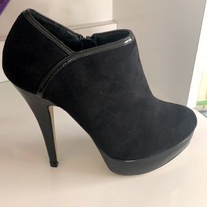 Platform bootie pumps